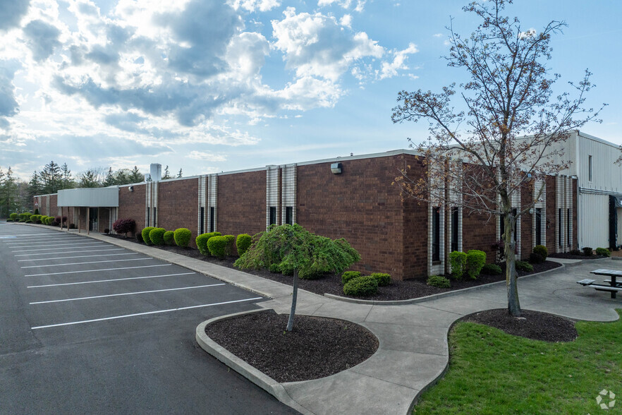 2057 E Aurora Rd, Twinsburg, OH à louer - Photo principale – Image 1 sur 4