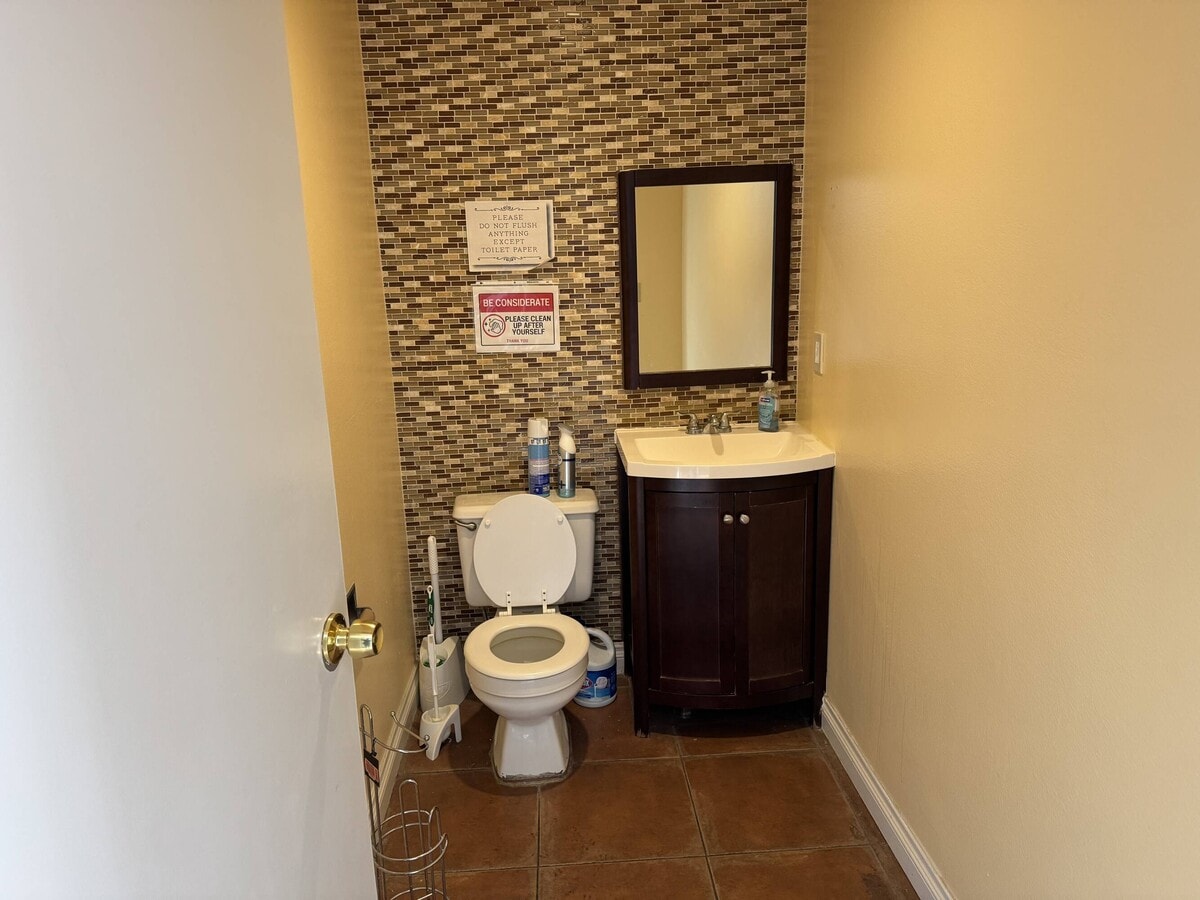2950 E Flamingo Rd, Las Vegas, NV 89121 - Lot J - - Photo intérieure - Image 2 of 8