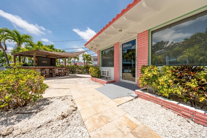 333 Hamden Dr, Clearwater Beach, FL à vendre - Photo de l’immeuble – Image 2 sur 15