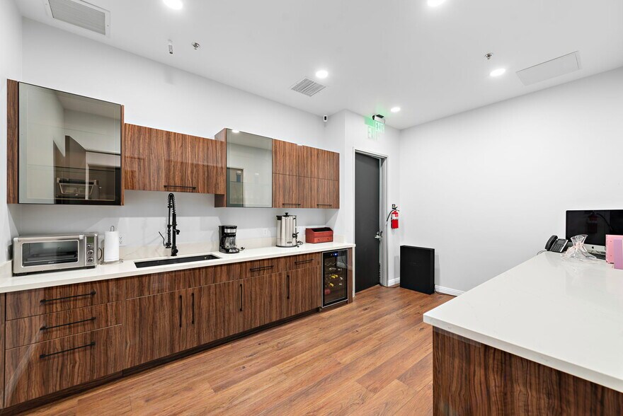 9090 Irvine Center Dr, Irvine, CA à louer - Photo de l’immeuble – Image 3 sur 8