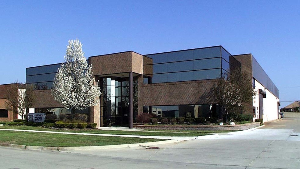 15773 Leone Dr, Macomb Township, MI à vendre - Photo de l’immeuble – Image 2 sur 3