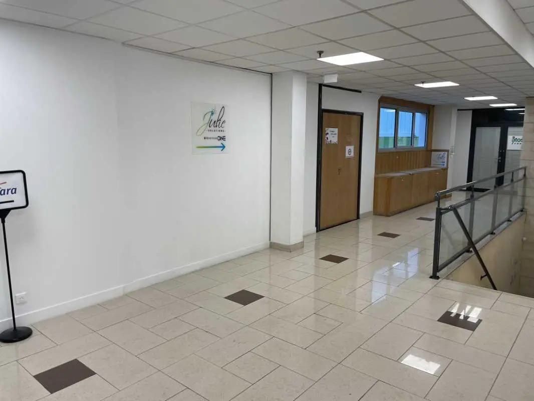 Bureau dans Croissy-Beaubourg à louer Hall d’entrée– Image 1 sur 4