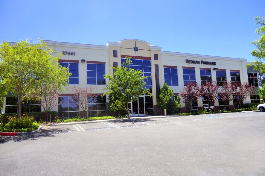 27441 Tourney Rd, Valencia, CA à louer - Photo de l’immeuble – Image 2 sur 5
