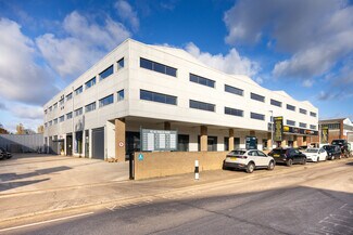 Plus de détails pour 43-49 Fowler Rd, Ilford - Industriel/Logistique à louer