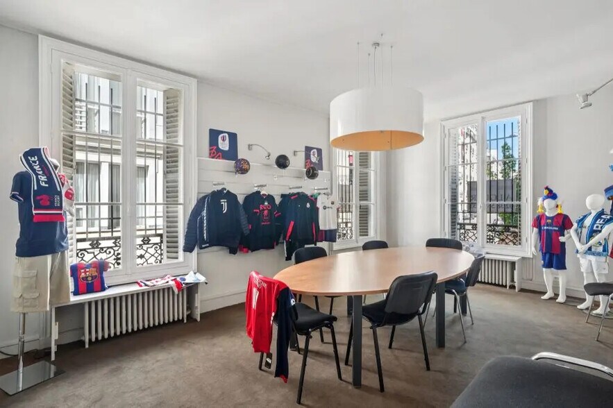 11 Rue Chateaubriand, Paris à louer - Photo de l’immeuble – Image 2 sur 6