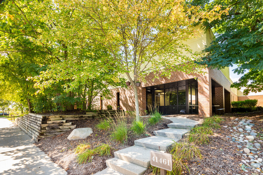 41441-41541 W 11 Mile Rd, Novi, MI à louer - Photo de l’immeuble – Image 2 sur 6
