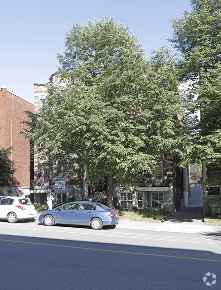 Edouard-Montpetit revenue properties portefeuille de 6 biens à vendre sur LoopNet.fr - Photo de l’immeuble – Image 1 sur 11