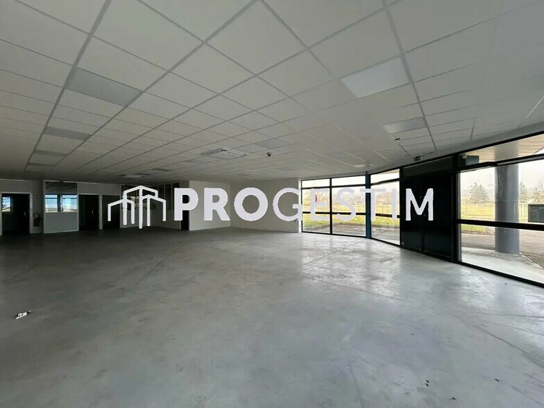 Local d’activités dans Monéteau à louer - Photo de l’immeuble – Image 2 sur 10