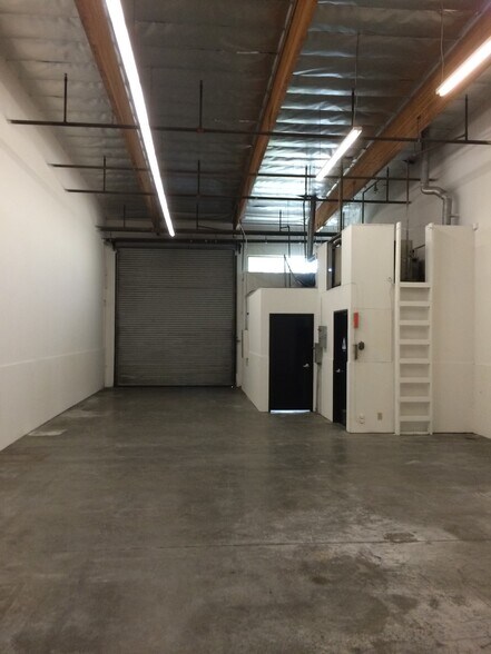 11200 Hindry Ave, Los Angeles, CA à louer - Photo de l’immeuble – Image 3 sur 8