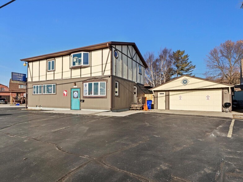 4220 Memorial Dr, Two Rivers, WI à vendre - Photo de l’immeuble – Image 2 sur 21