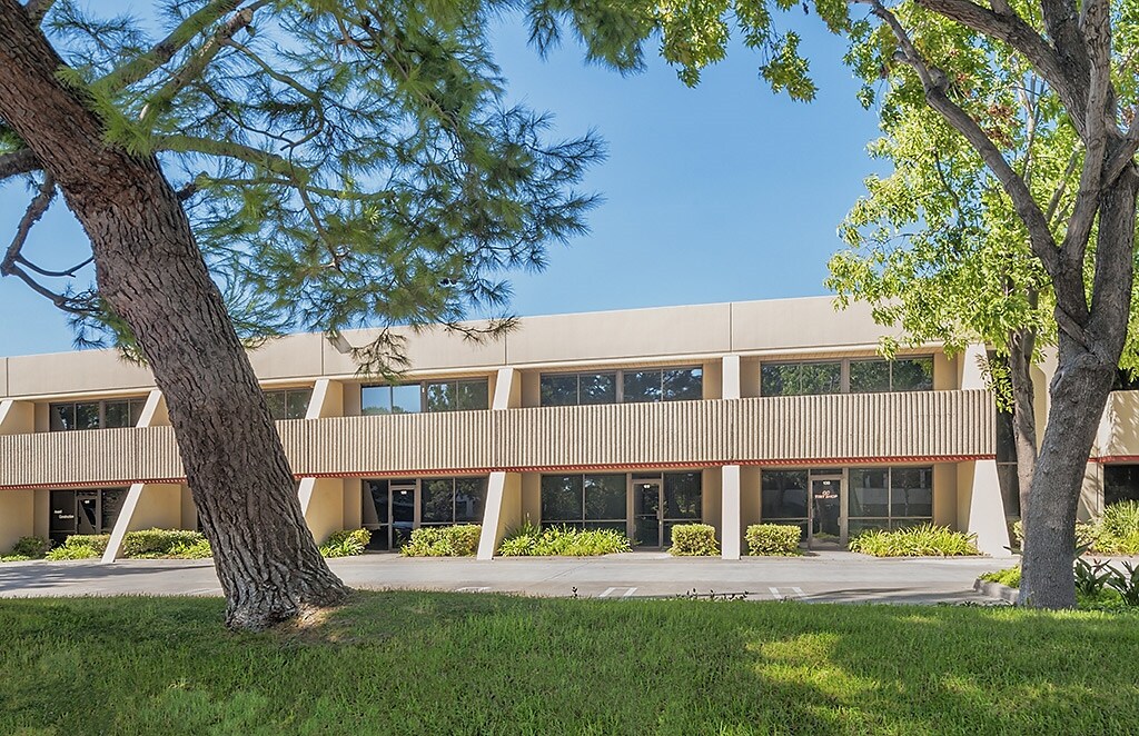 2691 Richter Ave, Irvine, CA à louer Photo principale– Image 1 sur 5