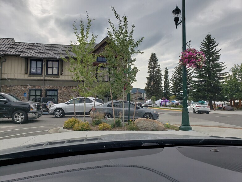 525 Railway St, Whitefish, MT à louer - Photo de l’immeuble – Image 3 sur 6