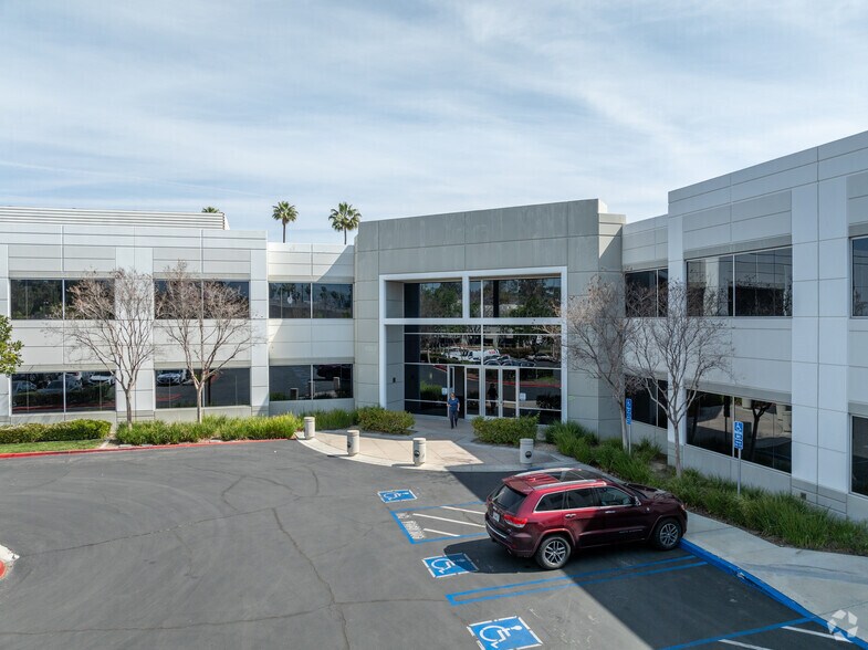 735 E Carnegie Dr, San Bernardino, CA à louer - Photo principale – Image 1 sur 8