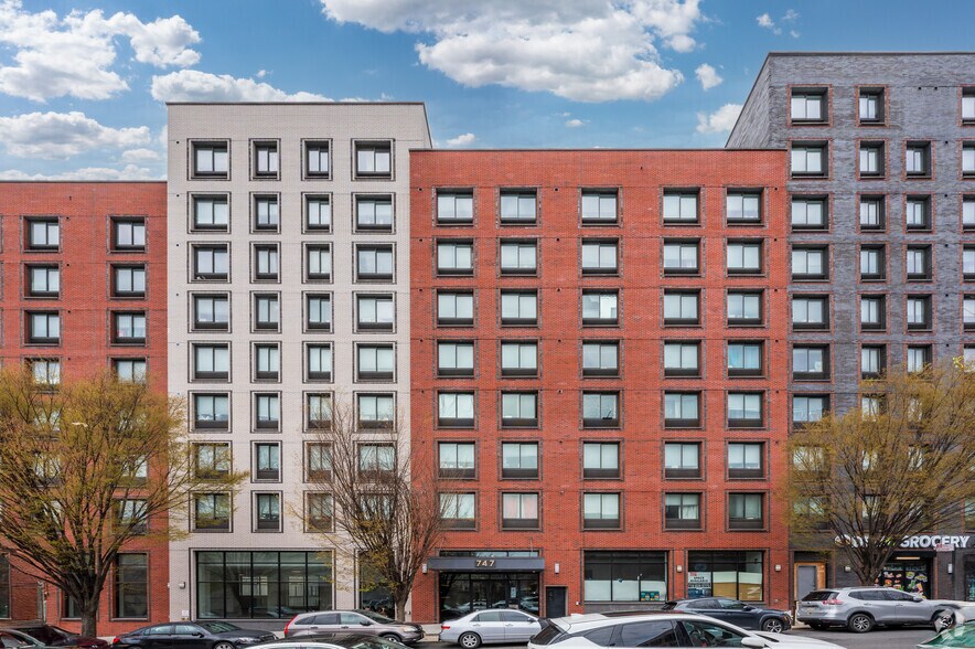 180 E 156th St, Bronx, NY à louer - Photo de l’immeuble – Image 3 sur 3