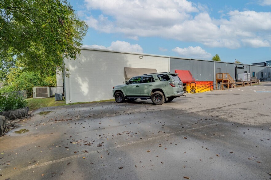 1056 E Trinity Ln, Nashville, TN à louer - Photo de l’immeuble – Image 3 sur 14