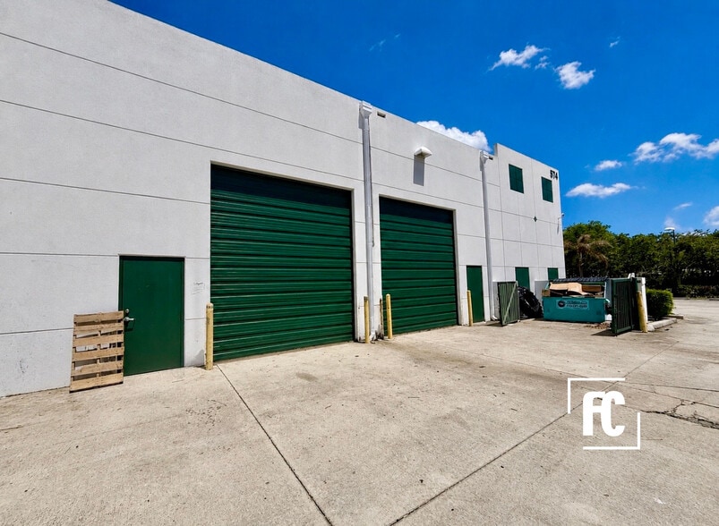 574 NW Mercantile Pl, Port Saint Lucie, FL à louer - Photo de l’immeuble – Image 2 sur 8