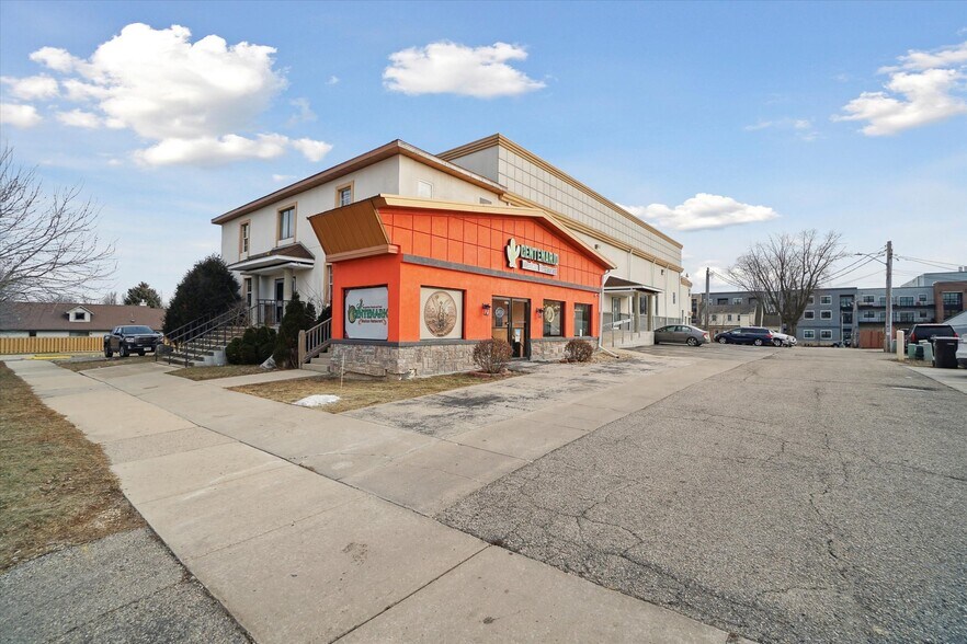 107 Baker St, Waunakee, WI à louer - Photo de l’immeuble – Image 1 sur 55