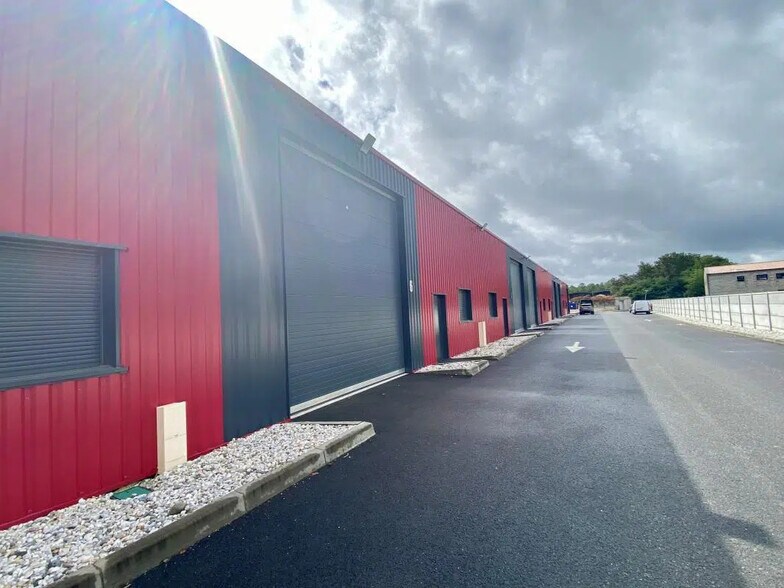 Local d’activités dans SAINT-JEAN-D'ILLAC à louer - Photo de l’immeuble – Image 3 sur 7