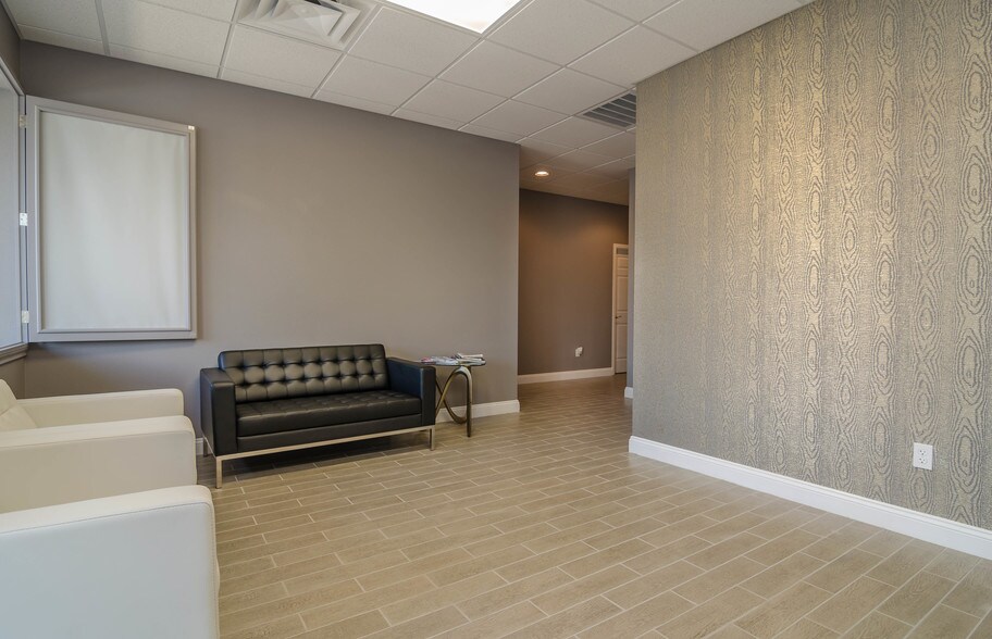 4960-4962 Royal Gulf Cir, Fort Myers, FL à louer - Photo intérieure – Image 2 sur 7