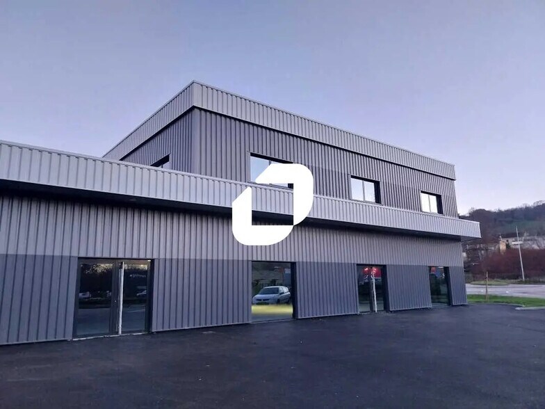 Local d’activités dans Bourgoin-Jallieu à louer - Photo de l’immeuble – Image 1 sur 21