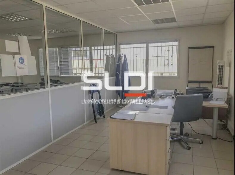 Local d’activités dans Chassieu à louer - Photo de l’immeuble – Image 3 sur 8