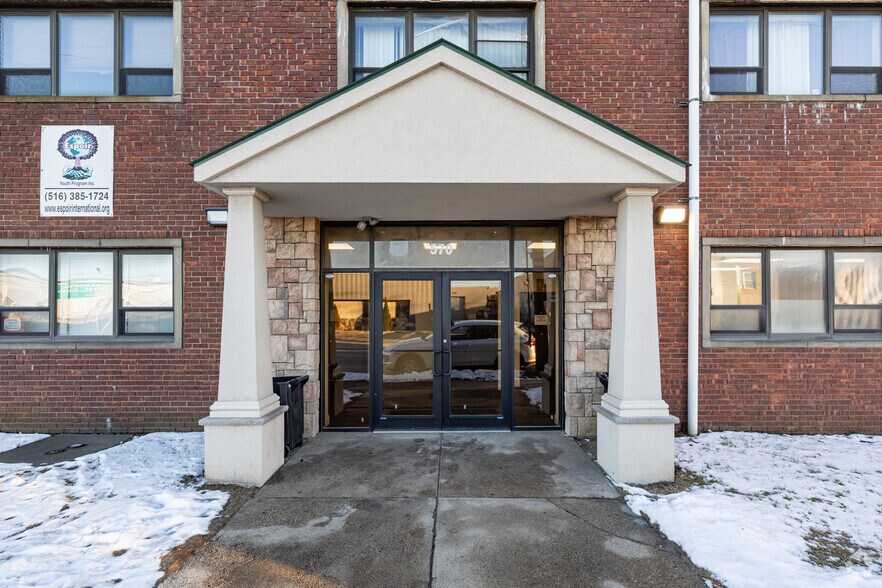 75 Rushmore St, Westbury, NY à vendre - Photo de l’immeuble – Image 3 sur 4