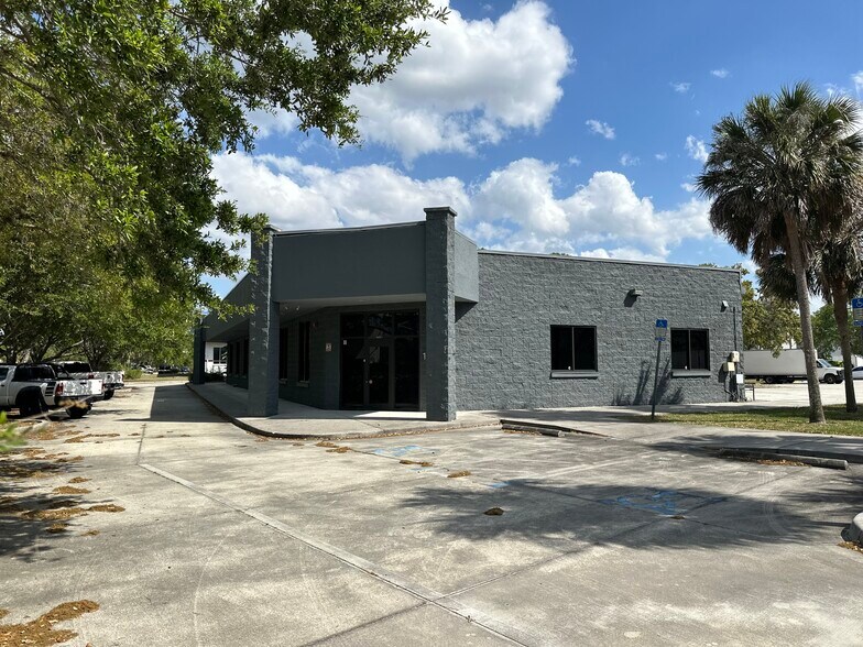 733-737 Commerce Dr, Venice, FL à louer - Photo de l’immeuble – Image 2 sur 10