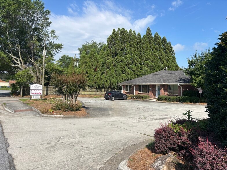 6267 Oakwood Cir, Norcross, GA à vendre - Photo de l’immeuble – Image 2 sur 9
