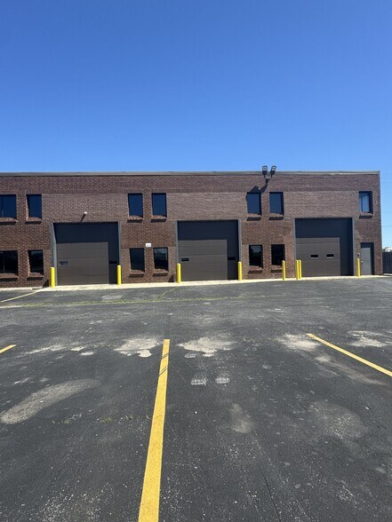 621 Busse Rd, Bensenville, IL à louer - Photo de l’immeuble – Image 3 sur 32