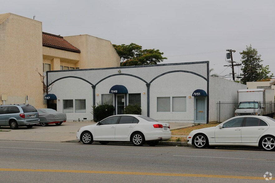7049 Owensmouth Ave, Canoga Park, CA à louer - Photo de l’immeuble – Image 2 sur 9