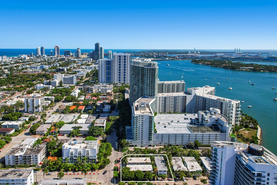 1580 Bay Road. Miami Beach Assemblage portefeuille de 3 biens à vendre sur LoopNet.fr - Photo de l’immeuble – Image 2 sur 15