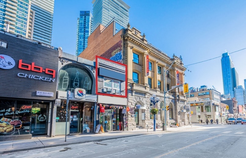 685 Yonge St, Toronto, ON à louer Photo de l’immeuble– Image 1 sur 2