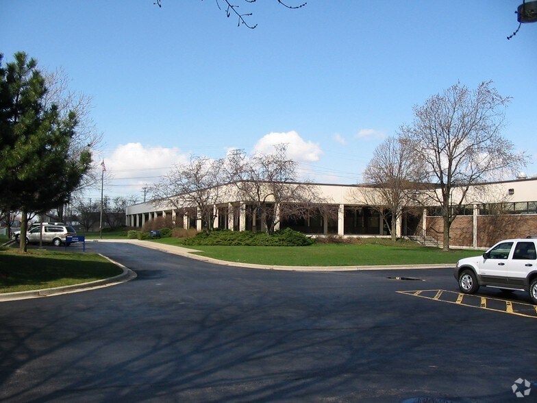 100 E Palatine Rd, Wheeling, IL à louer - Photo de l’immeuble – Image 2 sur 3
