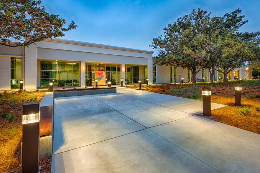 1215 Bordeaux Dr, Sunnyvale, CA à louer - Photo de l’immeuble – Image 1 sur 8