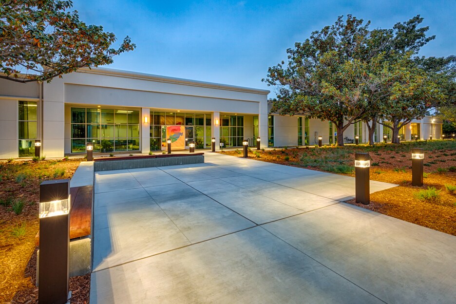 1215 Bordeaux Dr, Sunnyvale, CA à louer Photo de l’immeuble– Image 1 sur 9