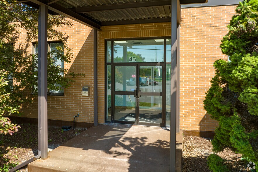 45 Cranfield Rd, Toronto, ON à louer - Photo de l’immeuble – Image 3 sur 5
