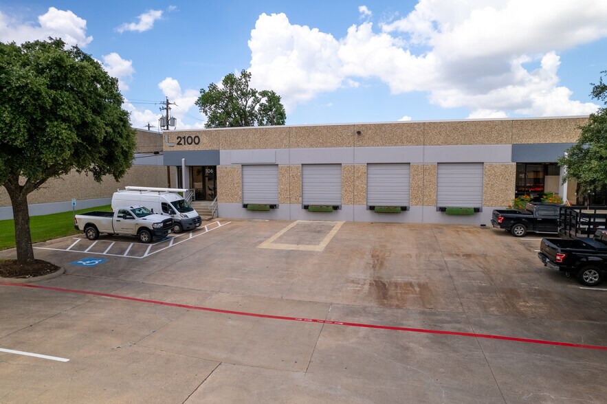 2100 Denton Dr, Austin, TX à louer - Photo de l’immeuble – Image 2 sur 14