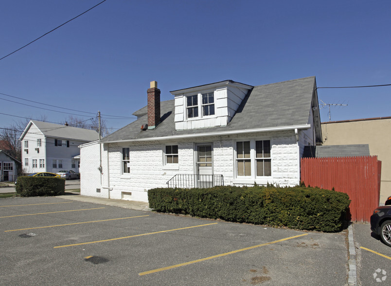 28 Locust St, Manhasset, NY à vendre - Photo de l’immeuble – Image 2 sur 7