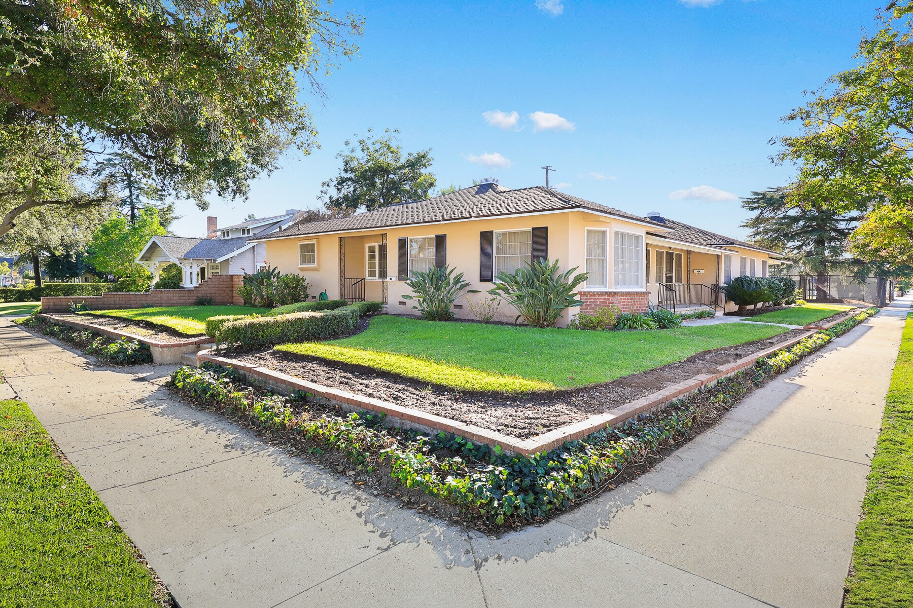 1047 N San Gabriel Ave, Azusa, CA à vendre Photo principale– Image 1 sur 80