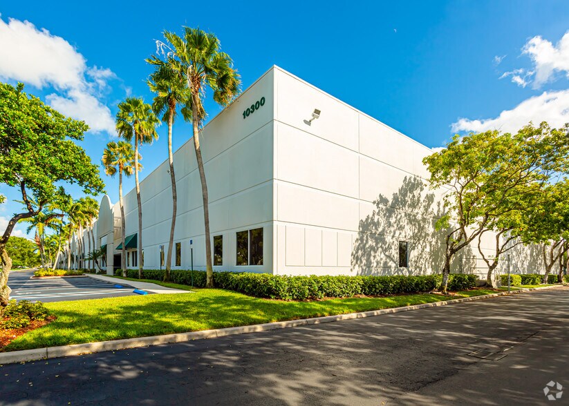 10300 NW 19th St, Miami, FL à louer - Photo de l’immeuble – Image 3 sur 8