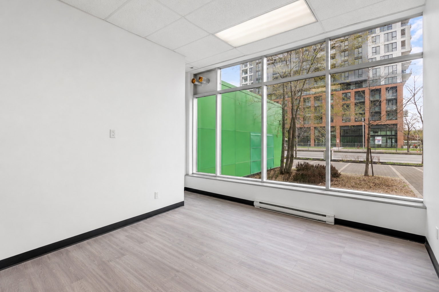 1155 Rue Saint-Charles O, Longueuil, QC à louer Photo intérieure– Image 1 sur 12