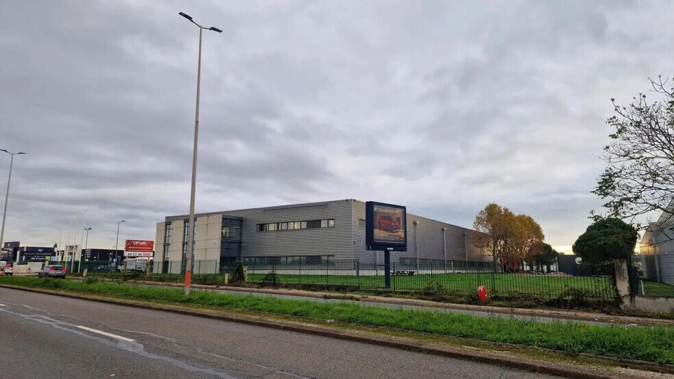 Industriel/Logistique dans Saint-Priest à louer - Photo de l’immeuble – Image 1 sur 17