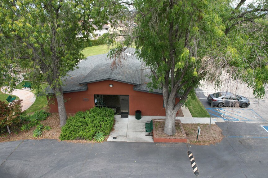 233 S Quintana Dr, Anaheim, CA à vendre - Photo de l’immeuble – Image 2 sur 57