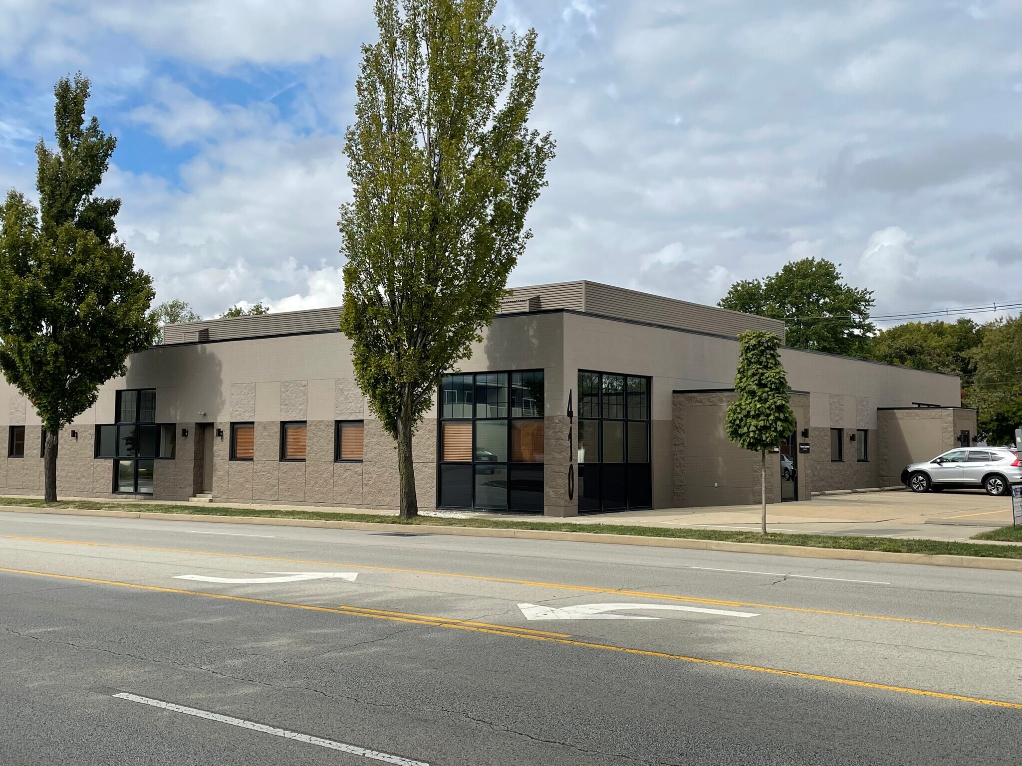 410 E University Ave, Champaign, IL à louer Photo de l’immeuble– Image 1 sur 4