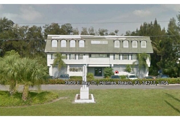 3909 E Bay Dr, Holmes Beach, FL à louer - Photo de l’immeuble – Image 3 sur 21