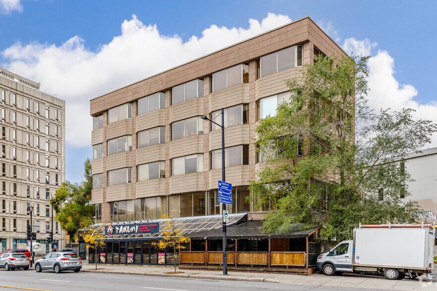 405 Rue Sherbrooke E, Montréal, QC à louer - Photo de l’immeuble – Image 2 sur 4