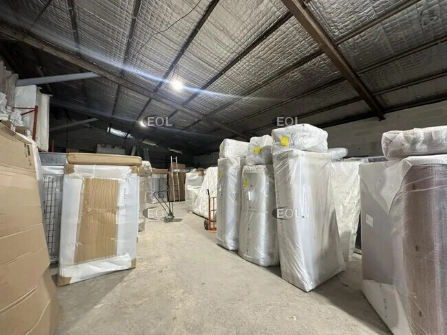 Plus de détails pour Local d'activités à louer