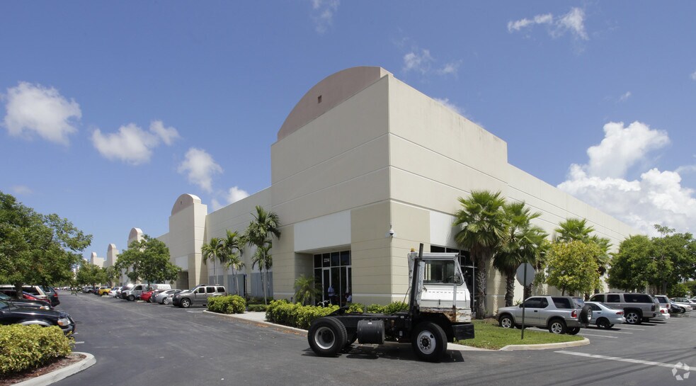 2100 SW 2nd St, Pompano Beach, FL à louer - Photo de l’immeuble – Image 3 sur 8