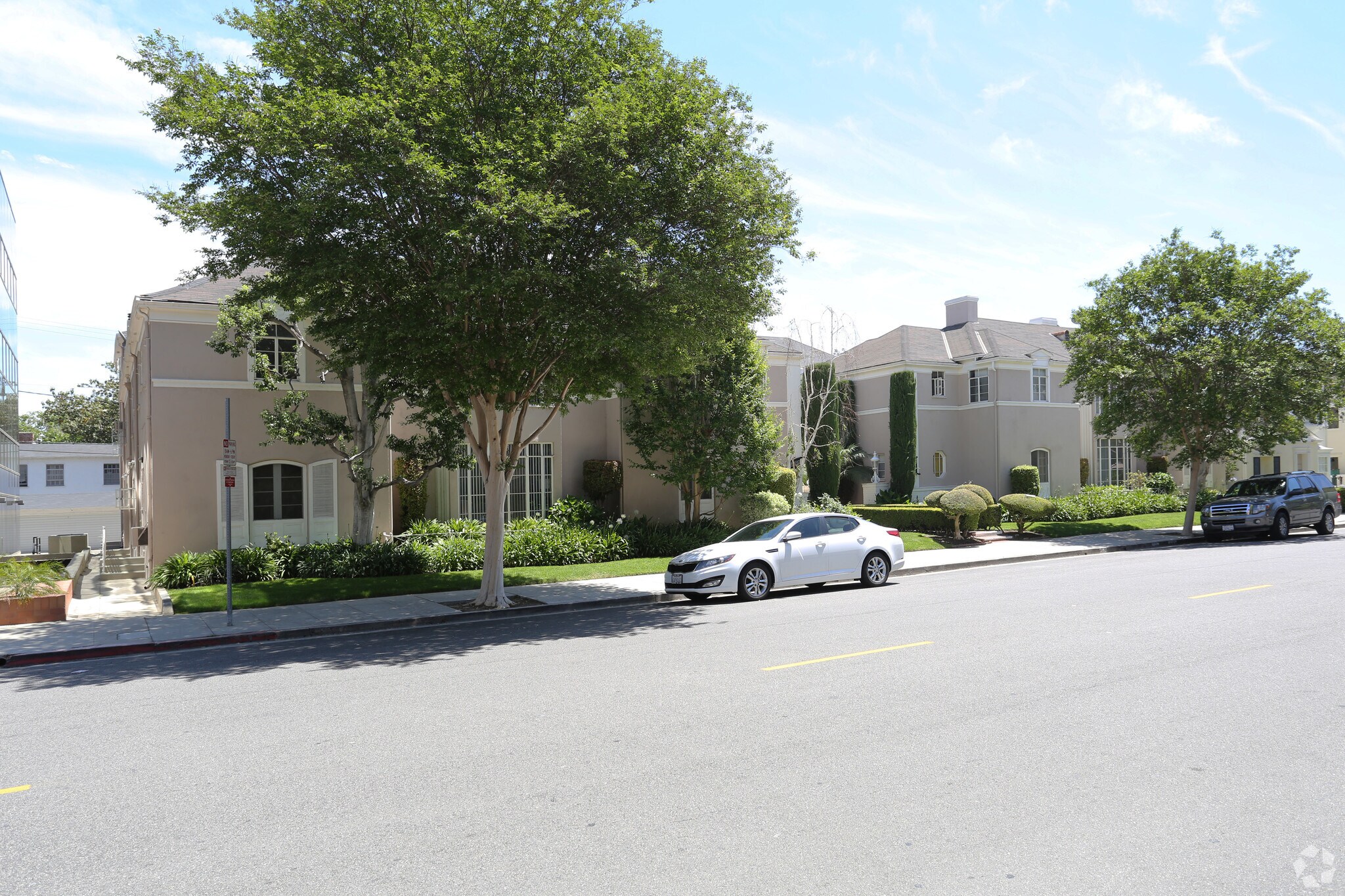 132 & 144 S. Spalding Dr (23 Units) portefeuille de 2 biens à vendre sur LoopNet.fr Photo principale– Image 1 sur 3