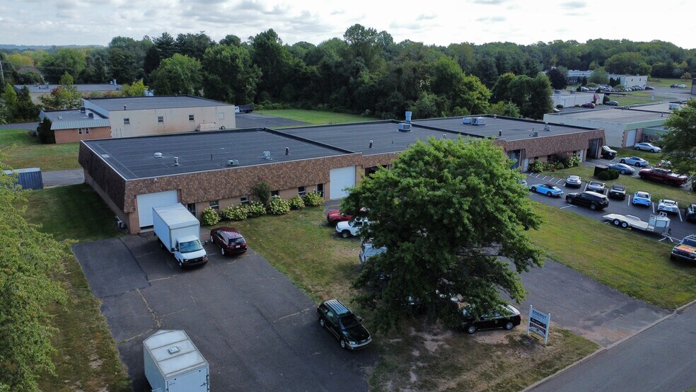 120-130 Industrial Dr, Warminster Township, PA à louer - Photo de l’immeuble – Image 3 sur 3
